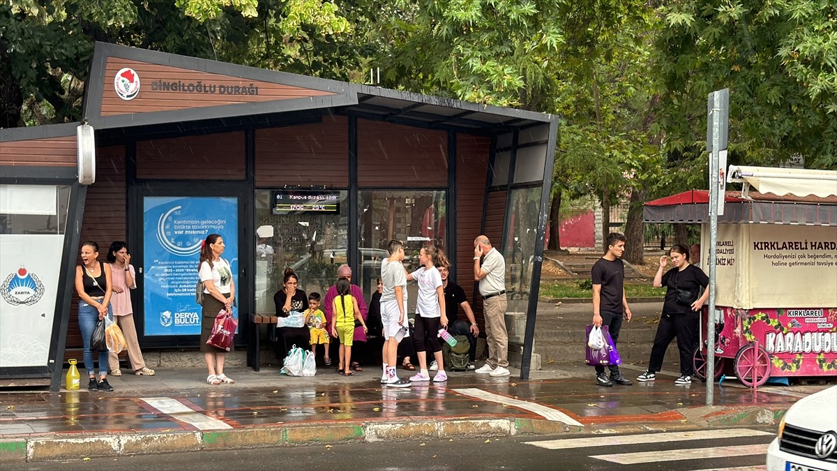 Kırklareli'nde aniden başlayan sağanaktan bazı vatandaşlar şemsiyelerle korunmaya çalıştı.
