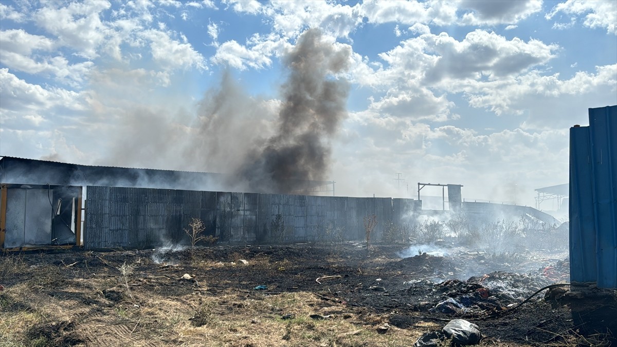 Kırklareli'nde plastik atık toplama tesisinde çıkan yangın söndürüldü.