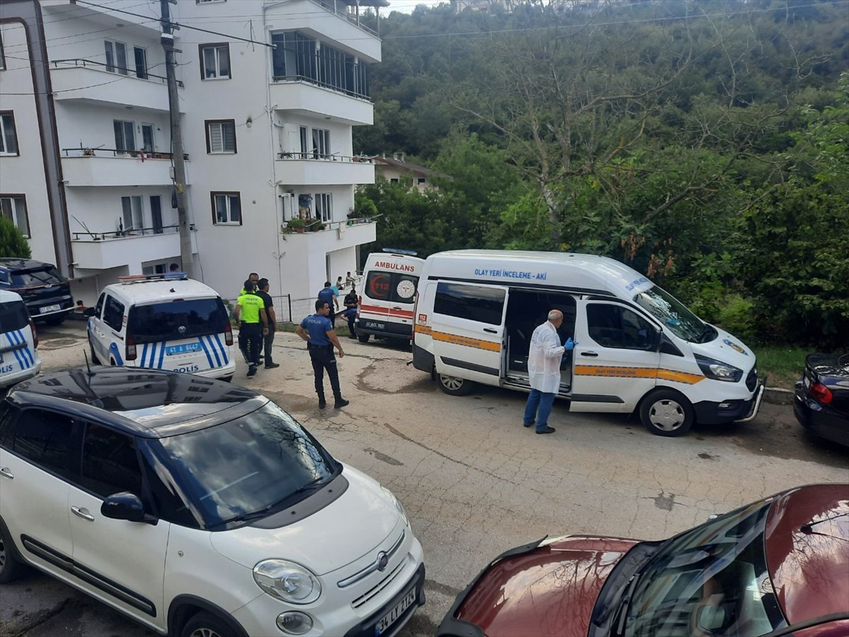 Kocaeli'nin Gölcük ilçesinde eski eşi tarafından tabancayla vurulan kadın hayatını kaybetti. Polis...