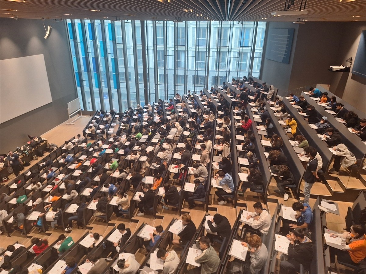 Kosova Uluslararası Maarif Okulları öğrencisi Ela Naz Yılmaz, Hollanda'nın Lahey kentinde...