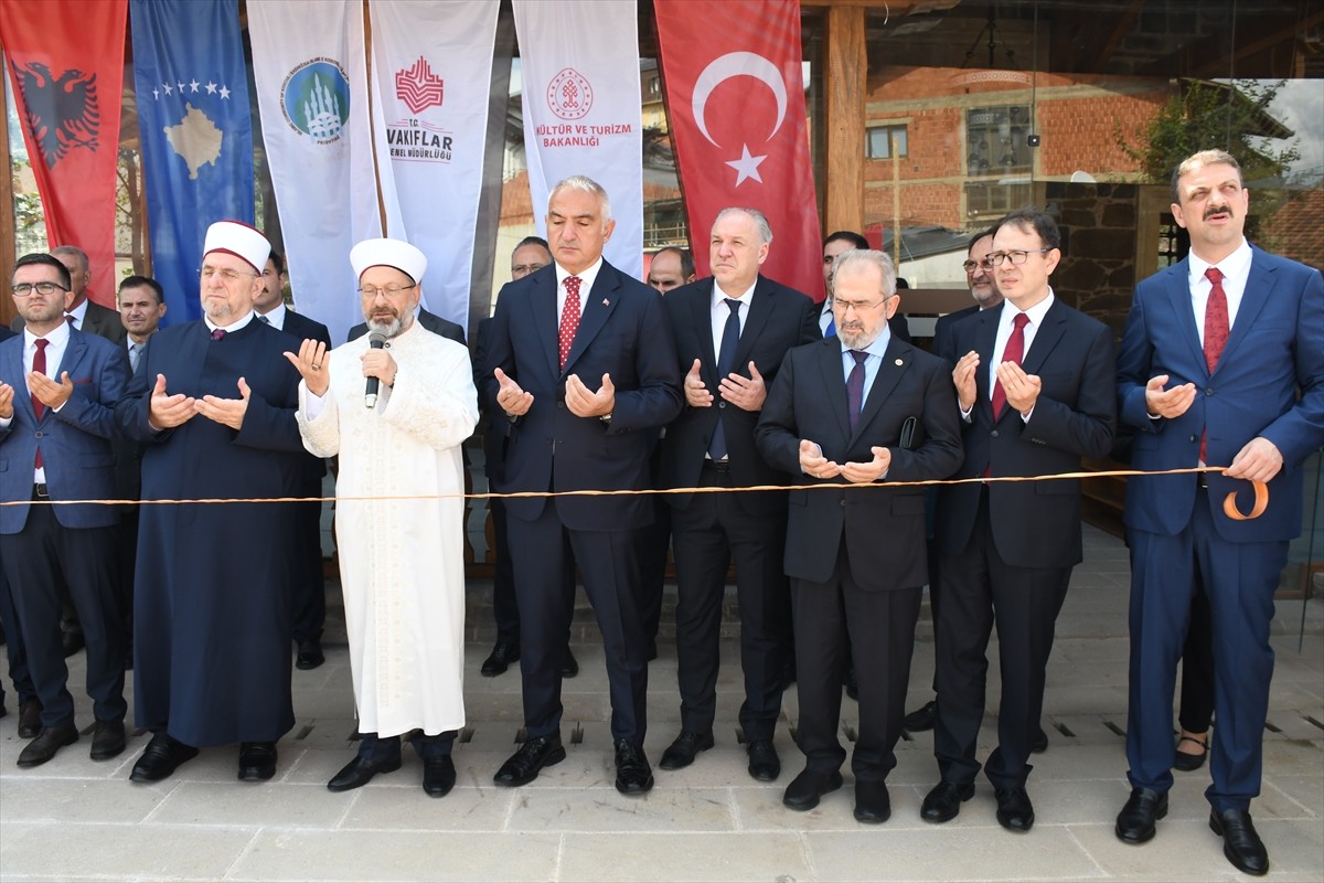 Kültür ve Turizm Bakanı Mehmet Nuri Ersoy (sağda), Kosova'ya günübirlik ziyareti kapsamında...