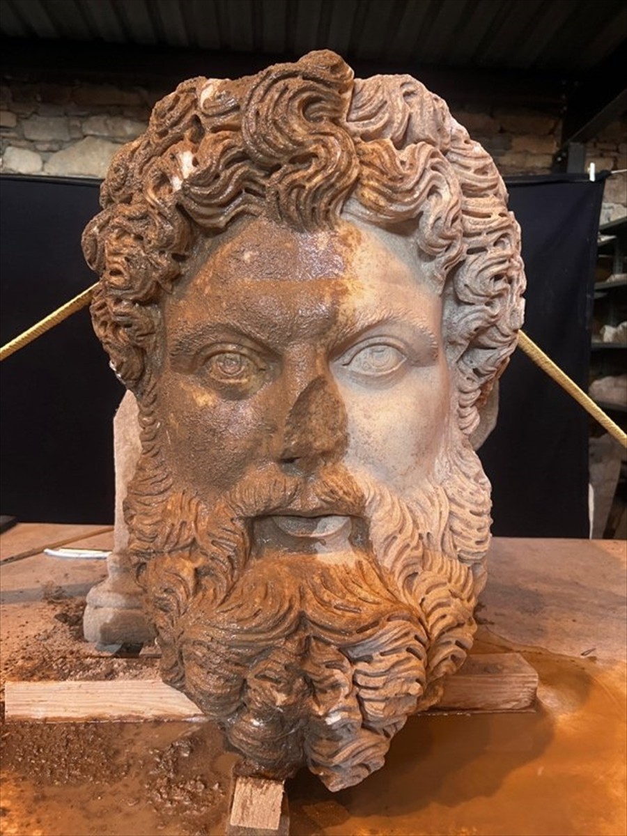 Kültür ve Turizm Bakanlığı, Aydın'daki Aphrodisias Antik Kenti'nde, mimari bir konsol ya da...