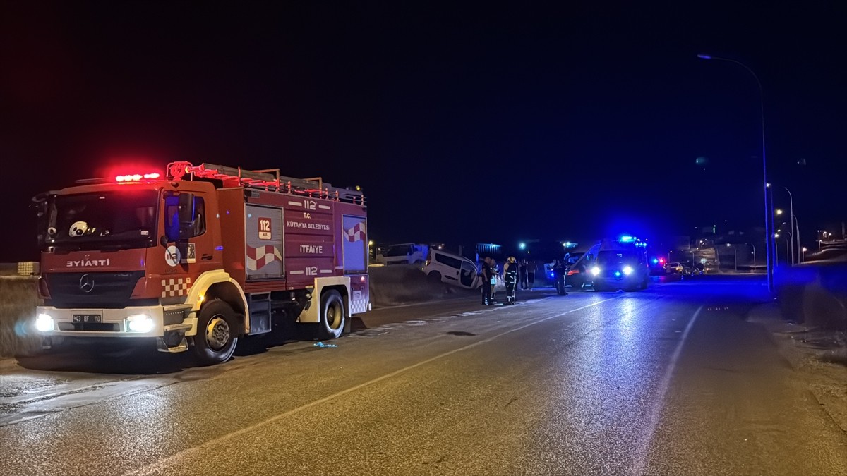 Kütahya'da dört aracın karıştığı zincirleme trafik kazasında 1 kişi öldü, 8 kişi...