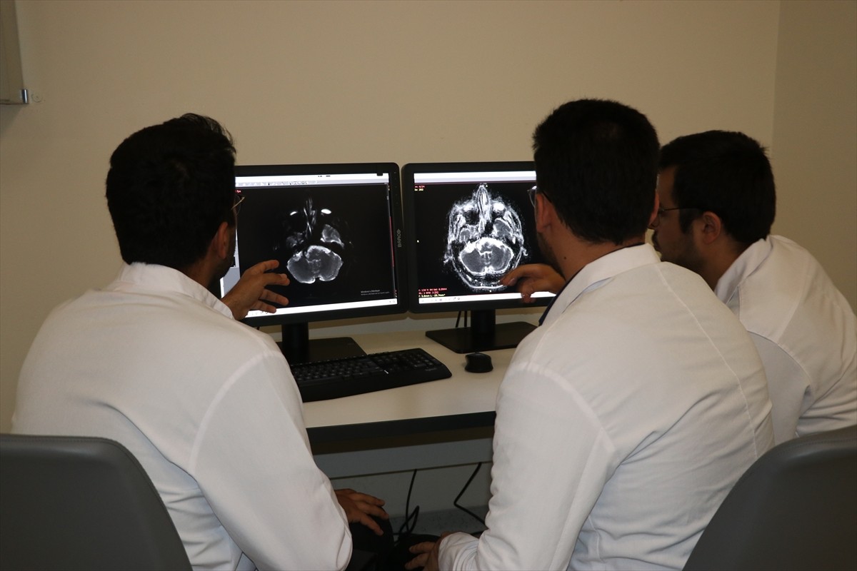 Kütahya'da sadece sol el röntgeninden çocuk ve erişkinlerde kemik yaşı ve cinsiyet belirleyen...
