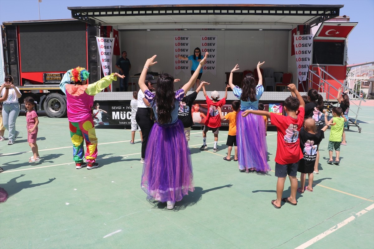 Lösemili Çocuklar Sağlık ve Eğitim Vakfınca (LÖSEV) hayata geçirilen "İyilik Tırı", Hatay'daki...