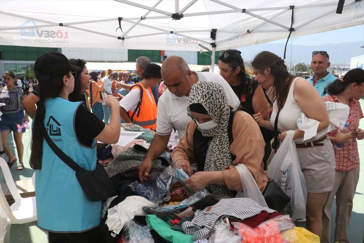 Lösemili Çocuklar Sağlık ve Eğitim Vakfınca (LÖSEV) hayata geçirilen "İyilik Tırı", Hatay'daki...