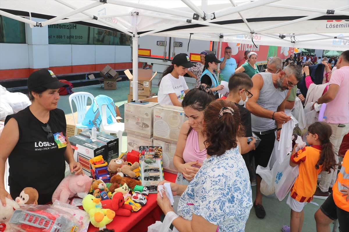 Lösemili Çocuklar Sağlık ve Eğitim Vakfınca (LÖSEV) hayata geçirilen "İyilik Tırı", Hatay'daki...