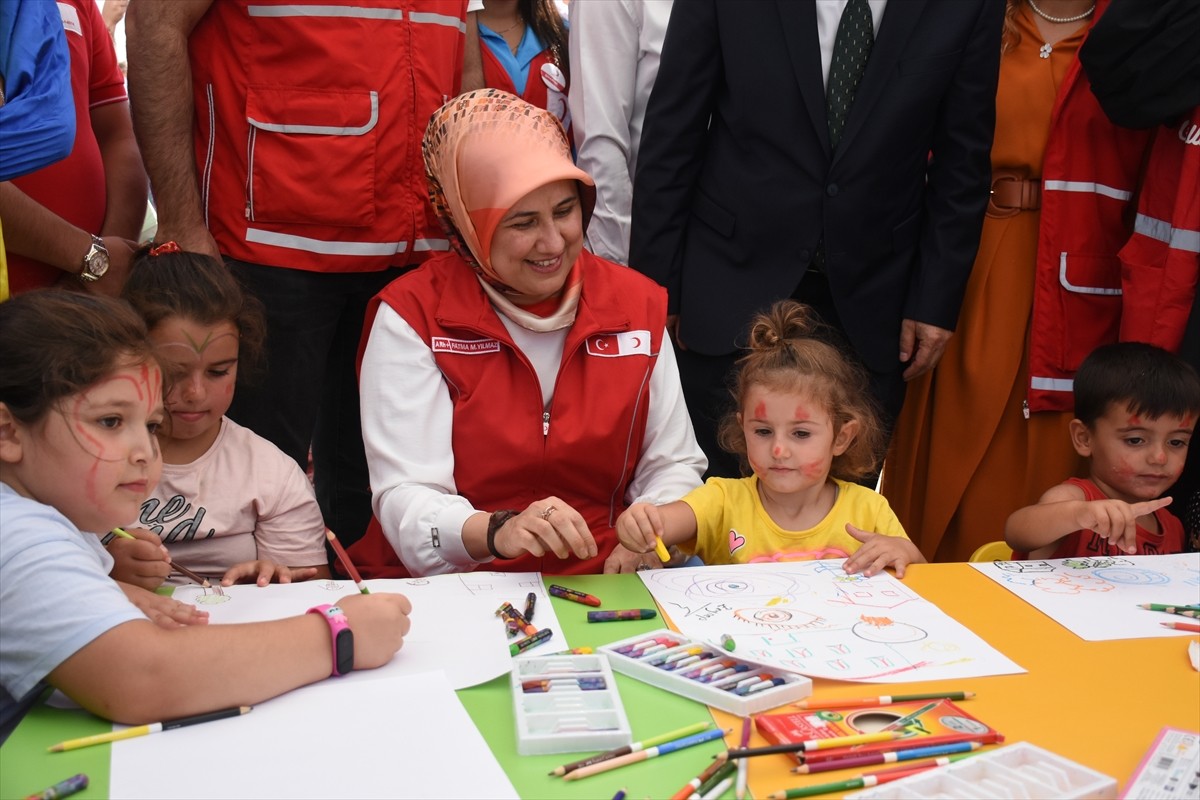 Malatya'da depremzedelerin yaşadığı konteyner kentte, Türk Kızılay ve Ankara Ticaret Odası...