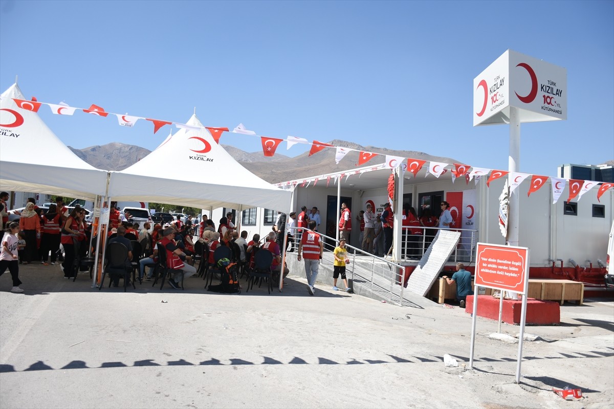 Malatya'da depremzedelerin yaşadığı konteyner kentte, Türk Kızılay ve Ankara Ticaret Odası...