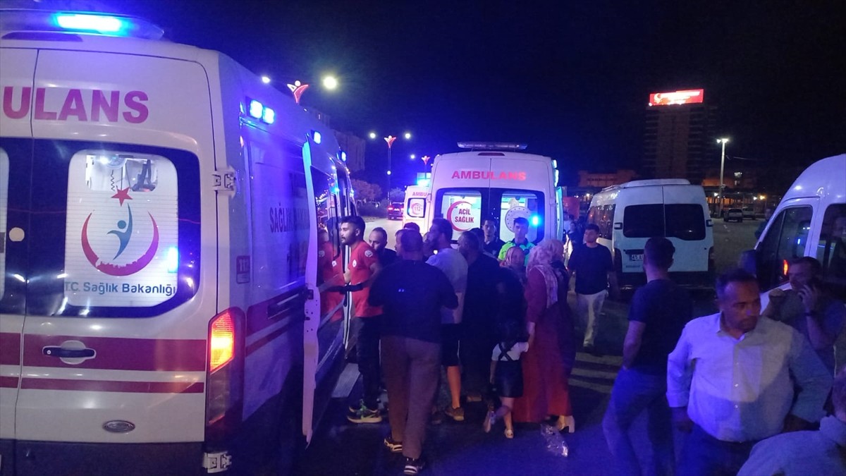Manisa'nın Şehzadeler ilçesinde 4 aracın karıştığı kazada yaralanan 10 kişi hastaneye...