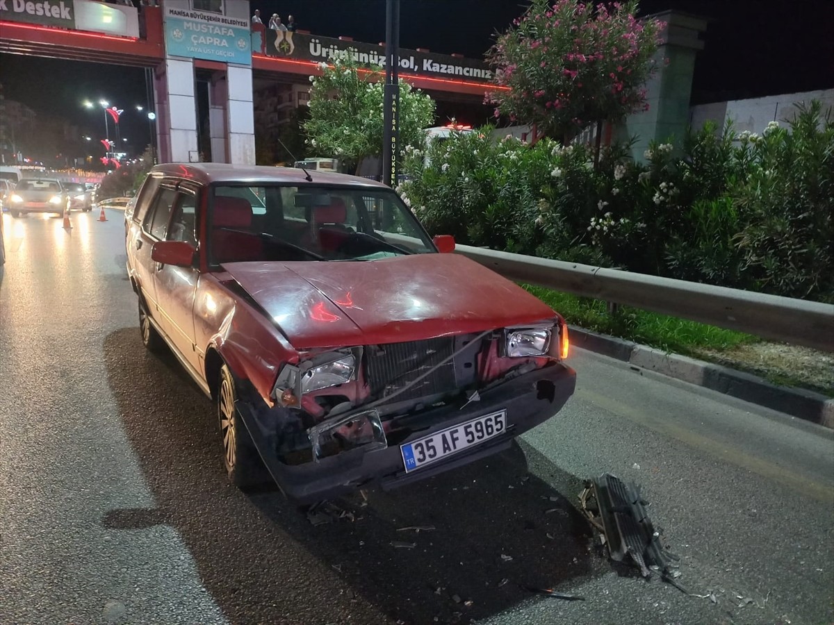 Manisa'nın Şehzadeler ilçesinde 4 aracın karıştığı kazada yaralanan 10 kişi hastaneye...