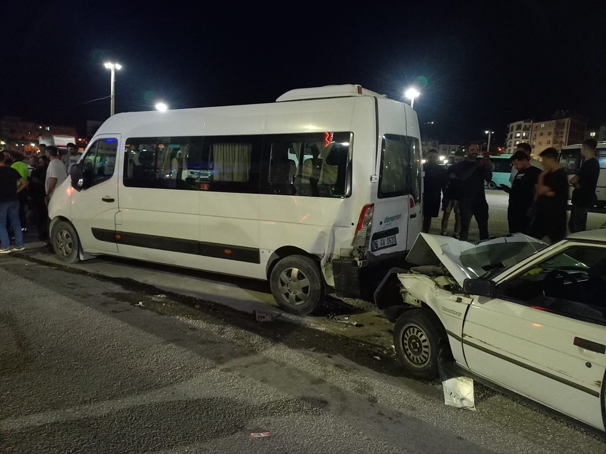 Manisa'nın Şehzadeler ilçesinde 4 aracın karıştığı kazada yaralanan 10 kişi hastaneye...