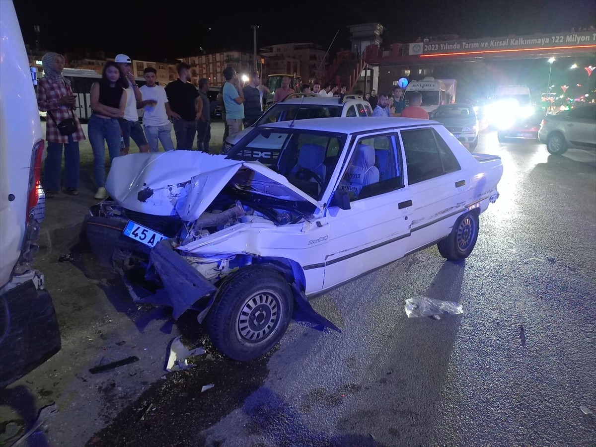 Manisa'nın Şehzadeler ilçesinde 4 aracın karıştığı kazada yaralanan 10 kişi hastaneye...