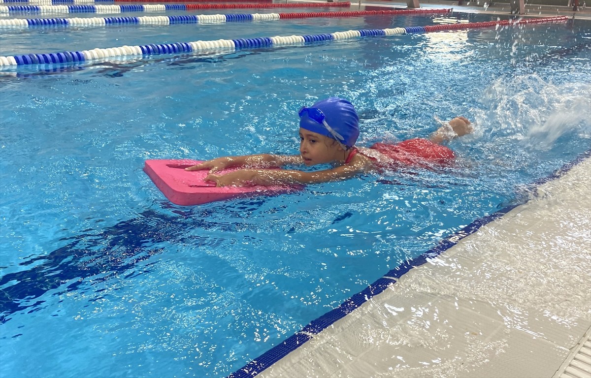 Mersin'de 2013'teki Akdeniz Oyunları öncesi inşa edilen olimpik yüzme havuzu, 11 yılda 263 bin...