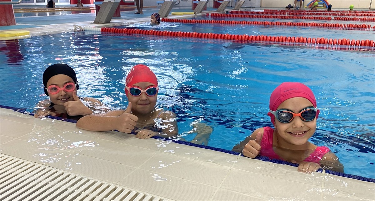 Mersin'de 2013'teki Akdeniz Oyunları öncesi inşa edilen olimpik yüzme havuzu, 11 yılda 263 bin...