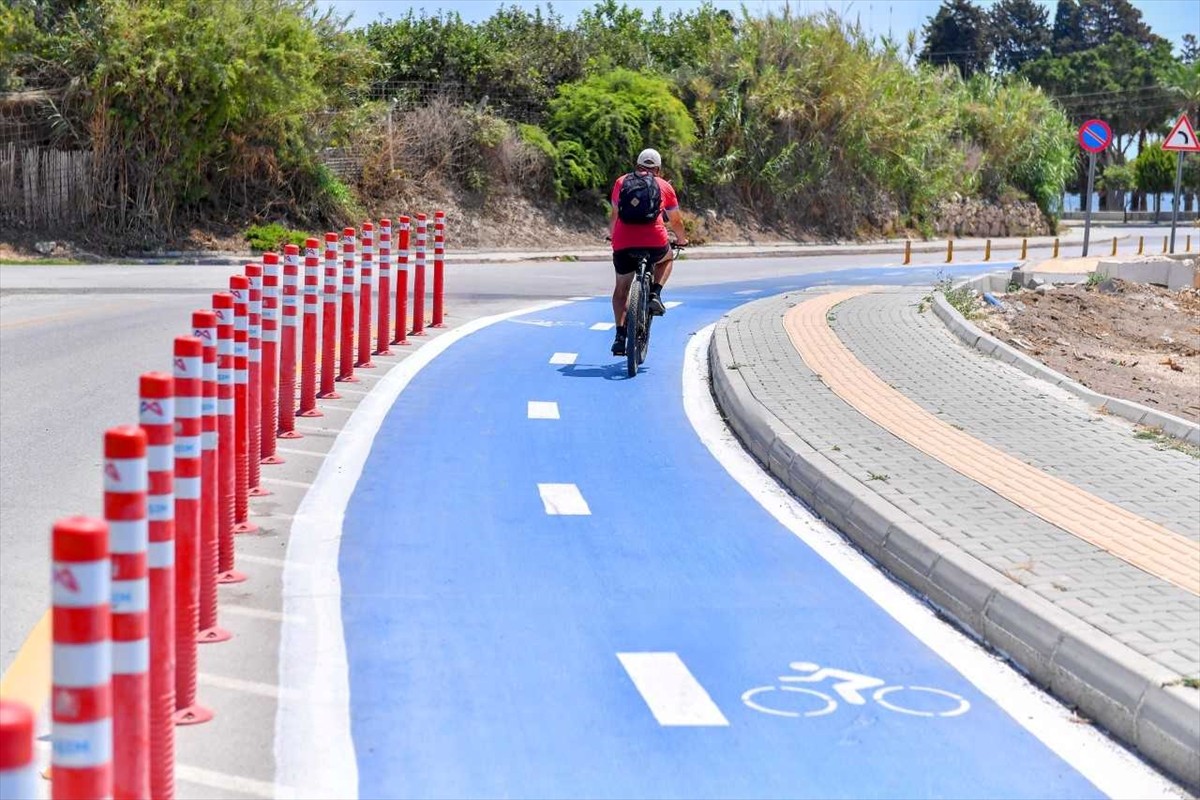 Mersin'de merkez dört ilçeyi birbirine bağlayan bisiklet yolu ağı 150 kilometreye...
