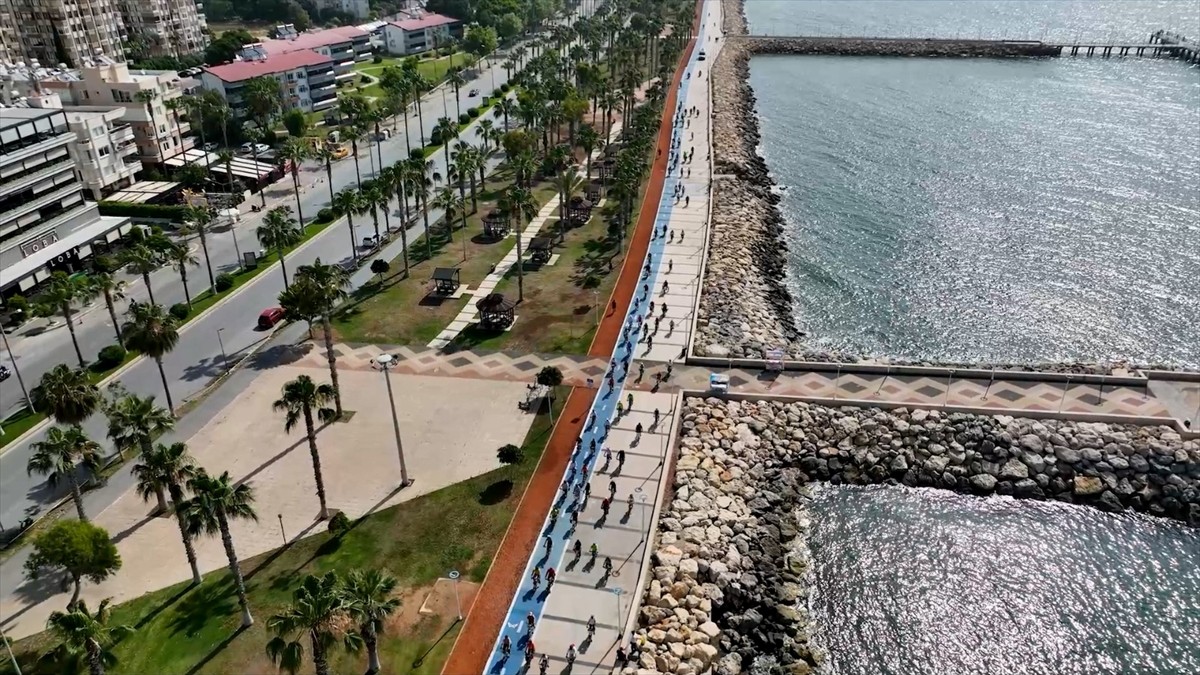 Mersin'de merkez dört ilçeyi birbirine bağlayan bisiklet yolu ağı 150 kilometreye...
