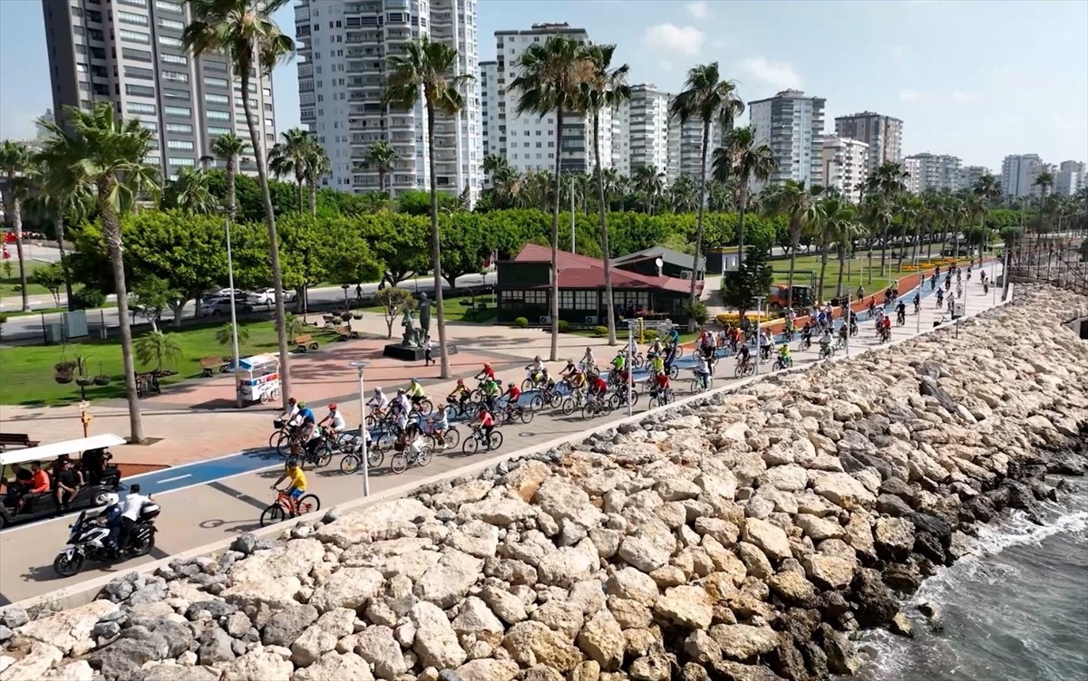 Mersin'de merkez dört ilçeyi birbirine bağlayan bisiklet yolu ağı 150 kilometreye...