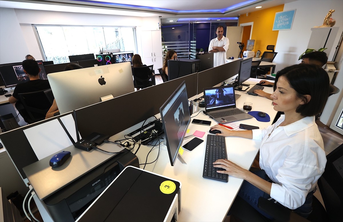 Mersin'de oyuncu kadrosu, senaryosu ve sahnelerinin tamamı yapay zeka programlarında üretilen uzun...