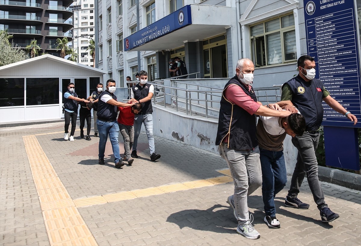 Mersin'de terör örgütü elebaşı lehine slogan atılmasıyla ilgili soruşturmada 10 şüphelinin...