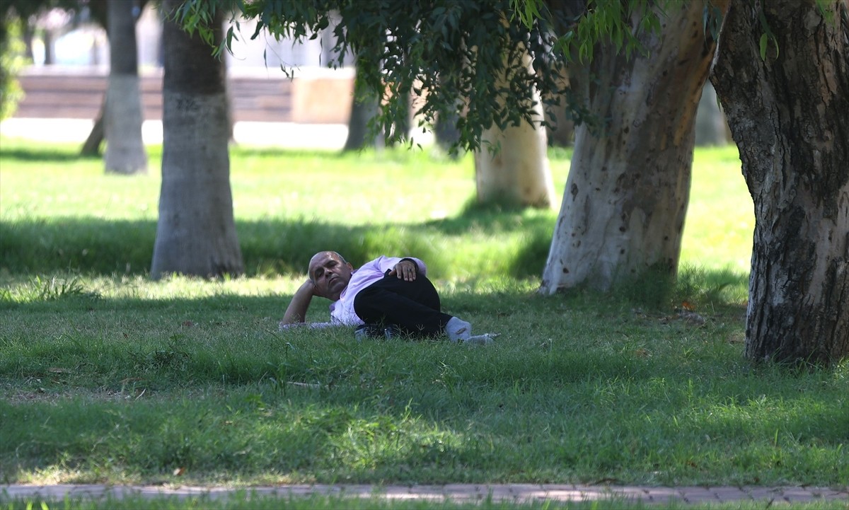 Mersin'de yüzde 52 ölçülen nem oranının etkisiyle kent merkezinde hissedilen hava sıcaklığı 40...