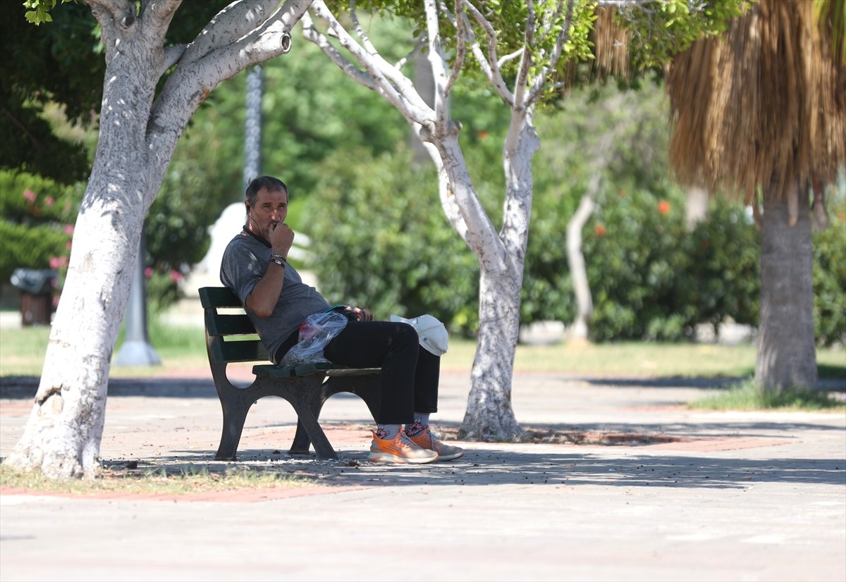 Mersin'de yüzde 52 ölçülen nem oranının etkisiyle kent merkezinde hissedilen hava sıcaklığı 40...