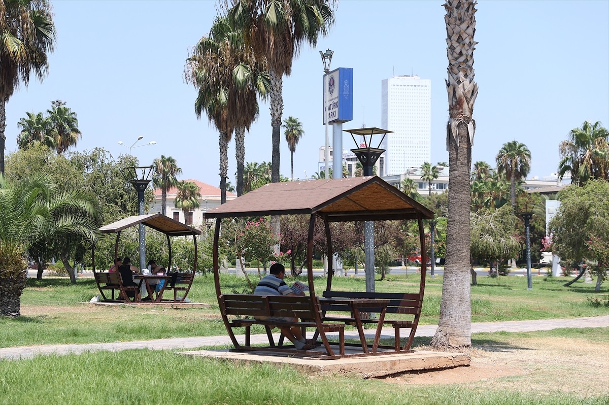 Mersin'de yüzde 85'e varan nem oranının etkisiyle kent merkezinde hissedilen hava sıcaklığı 41...