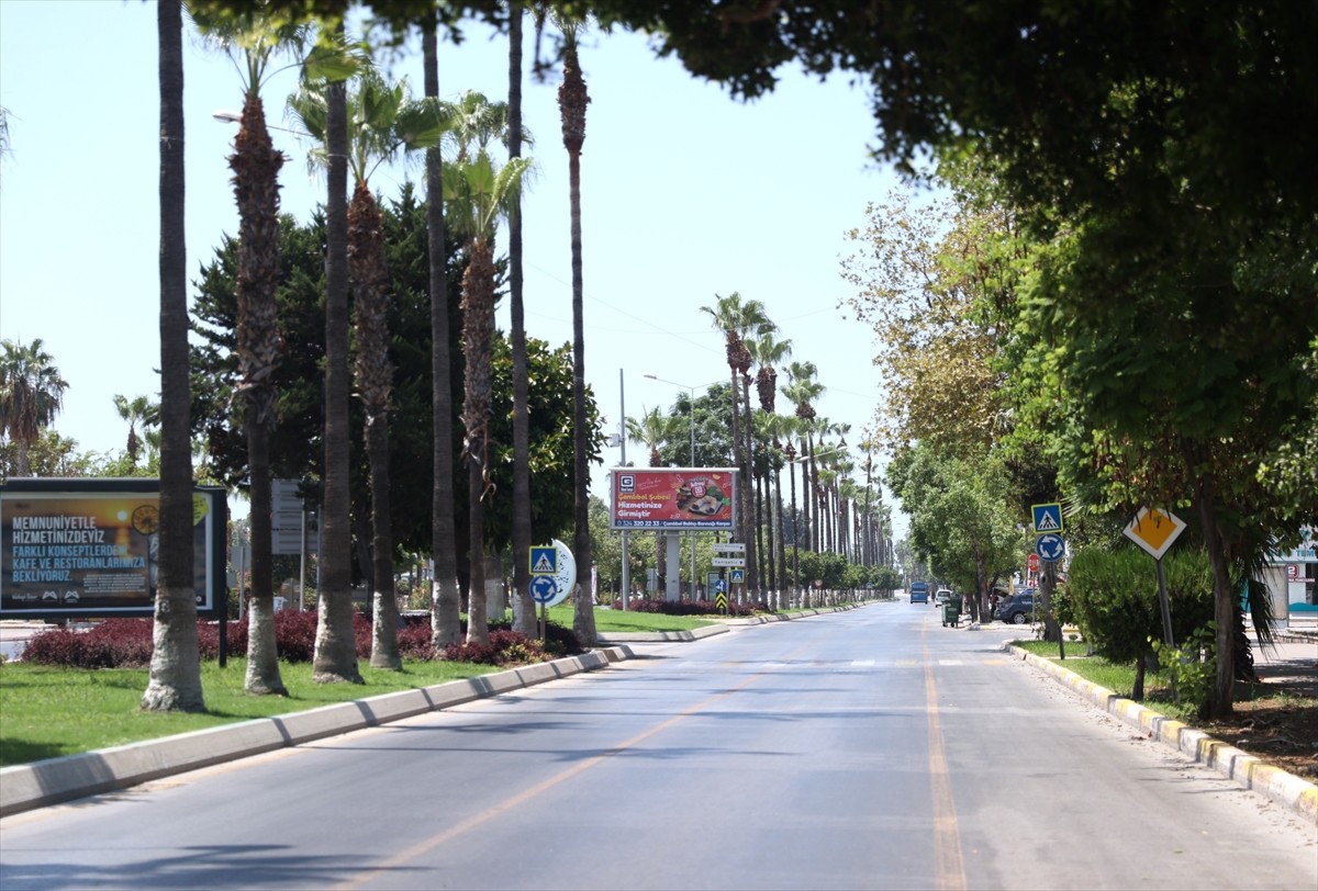 Mersin'de yüzde 85'e varan nem oranının etkisiyle kent merkezinde hissedilen hava sıcaklığı 41...