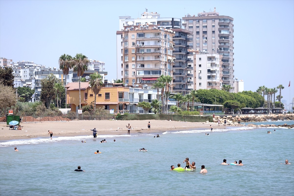 Mersin'de yüzde 85'e varan nem oranının etkisiyle kent merkezinde hissedilen hava sıcaklığı 41...