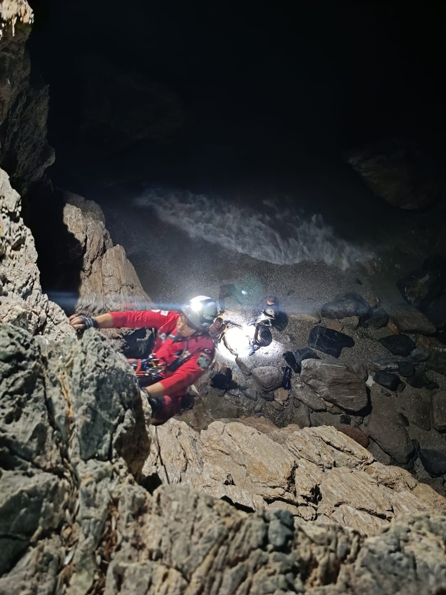 Mersin'in Gülnar ilçesinde kayalıklardan düştüğü sahil kenarında mahsur kalan Rus uyruklu kişi...