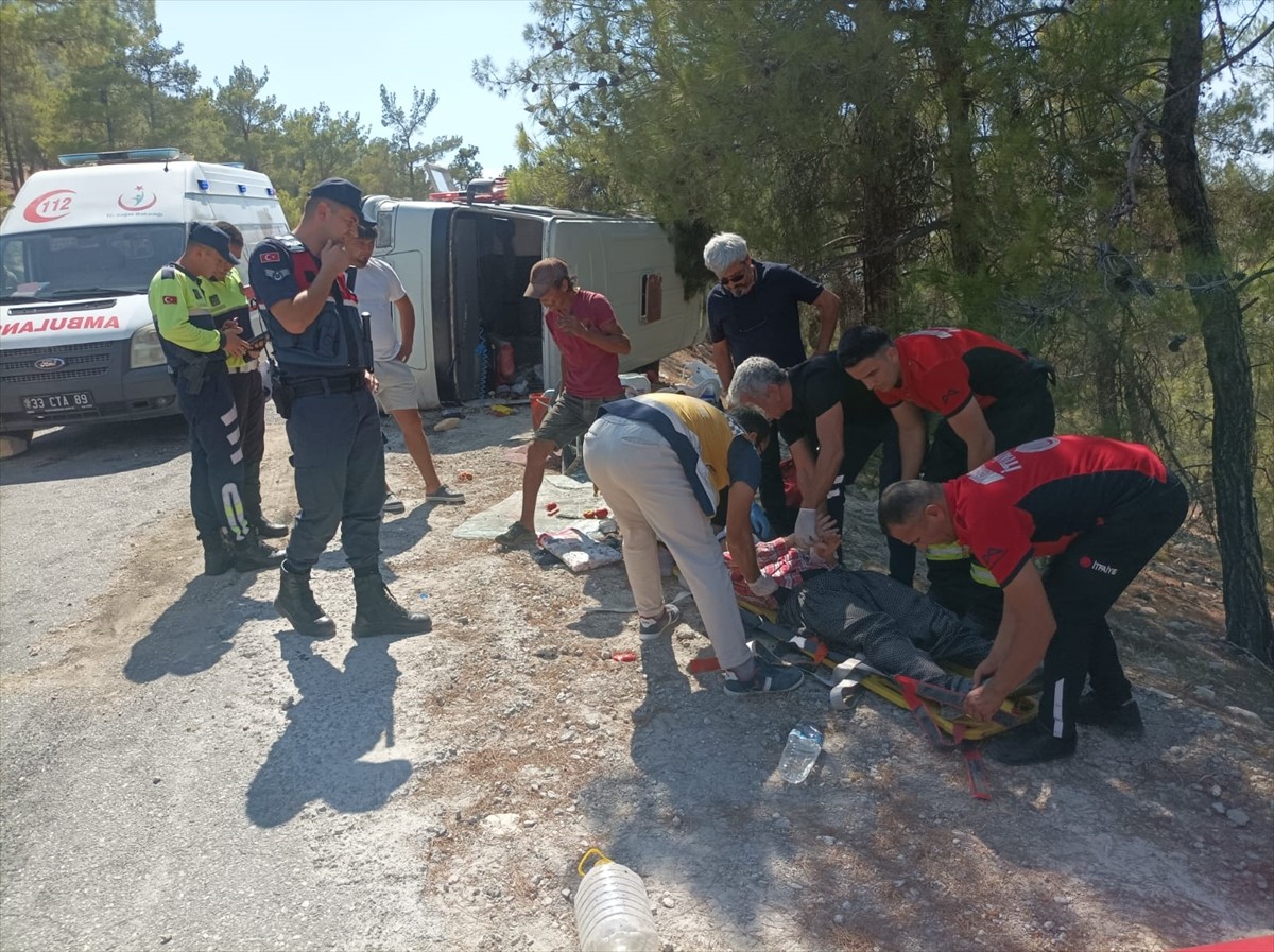Mersin'in Mut ilçesinde, tarım işçilerini taşıyan minibüsün devrilmesi sonucu 2’si ağır 7 kişi...