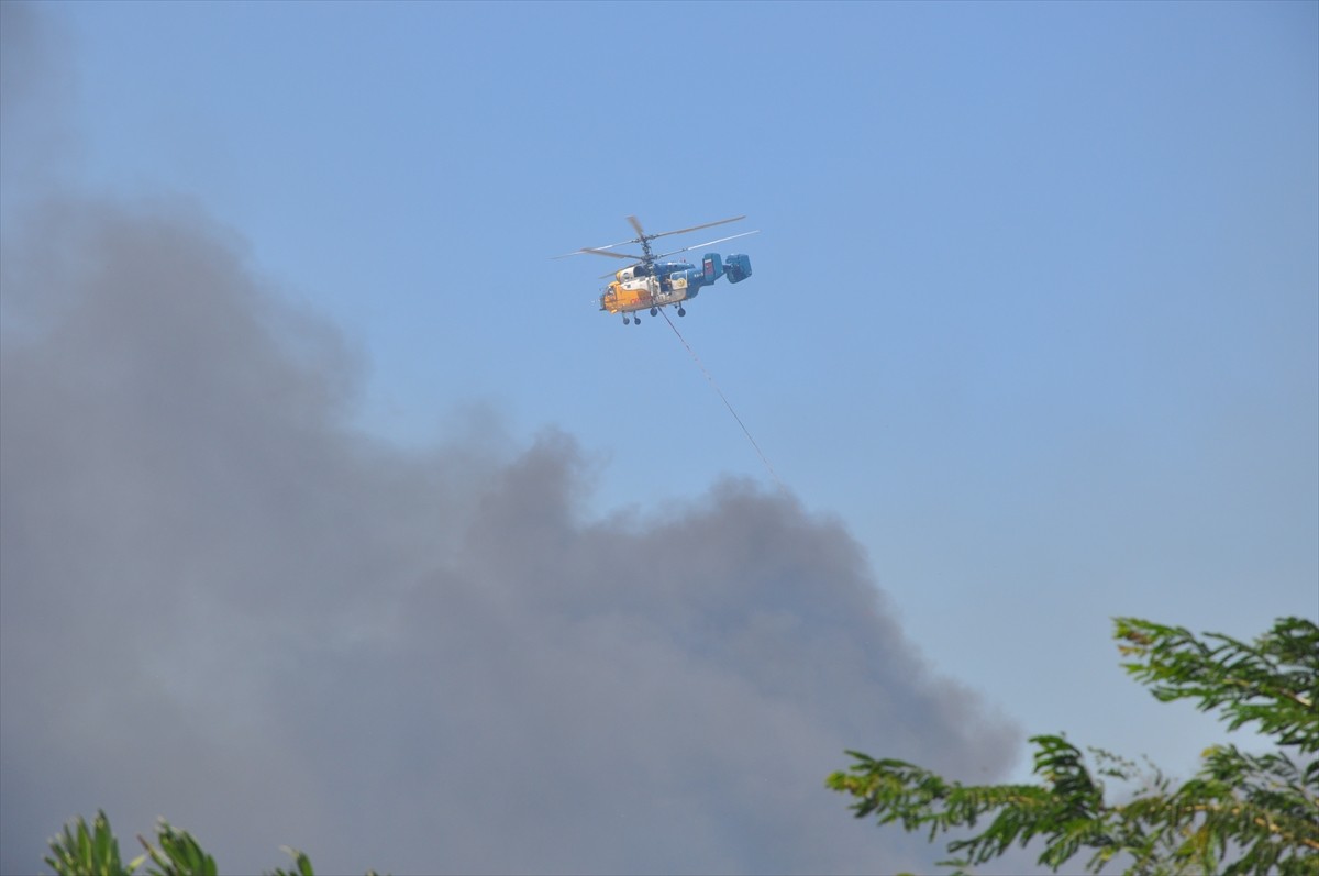 Mersin'in Silifke ilçesinde, eski kağıt fabrikası alanında çıkan yangın, havadan ve karadan...