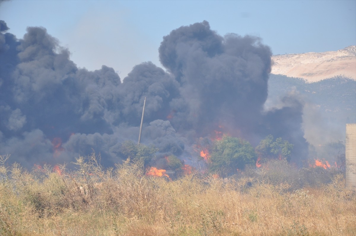 Mersin'in Silifke ilçesinde, eski kağıt fabrikası alanında çıkan yangın, havadan ve karadan...