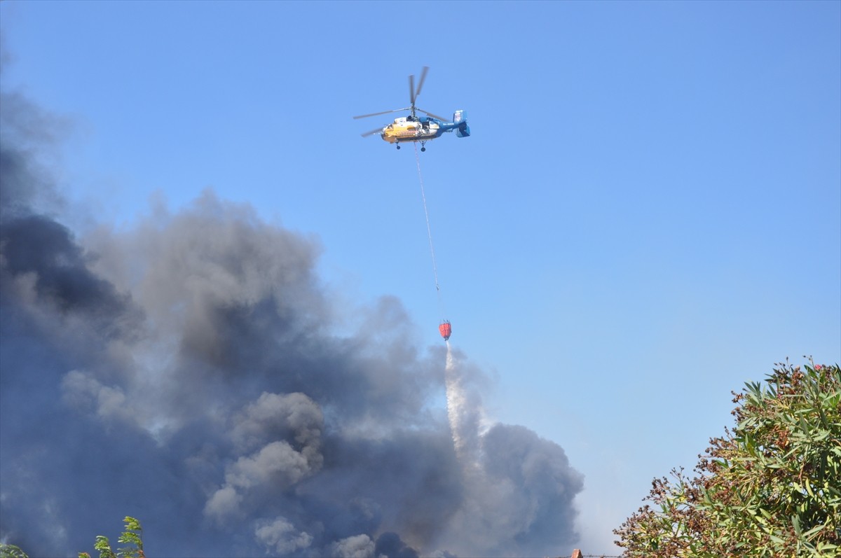 Mersin'in Silifke ilçesinde, eski kağıt fabrikası alanında çıkan yangın, havadan ve karadan...