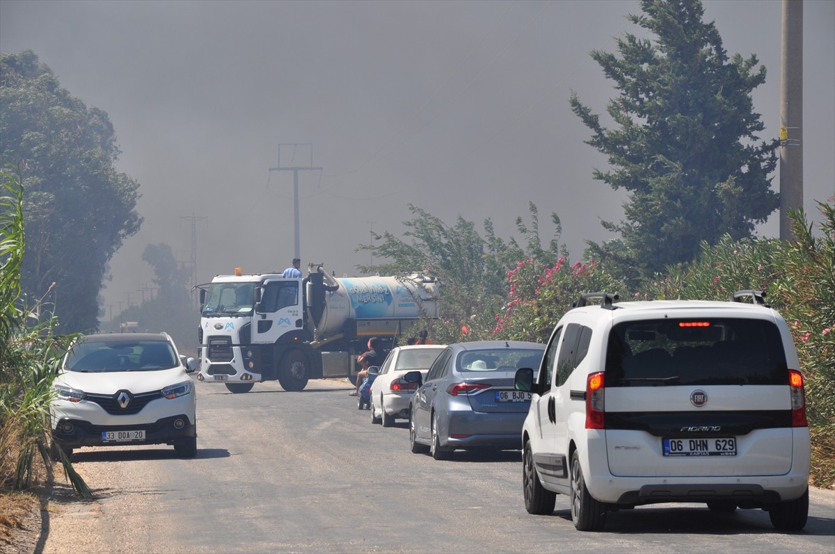 Mersin'in Silifke ilçesinde, eski kağıt fabrikası alanında çıkan yangın, havadan ve karadan...