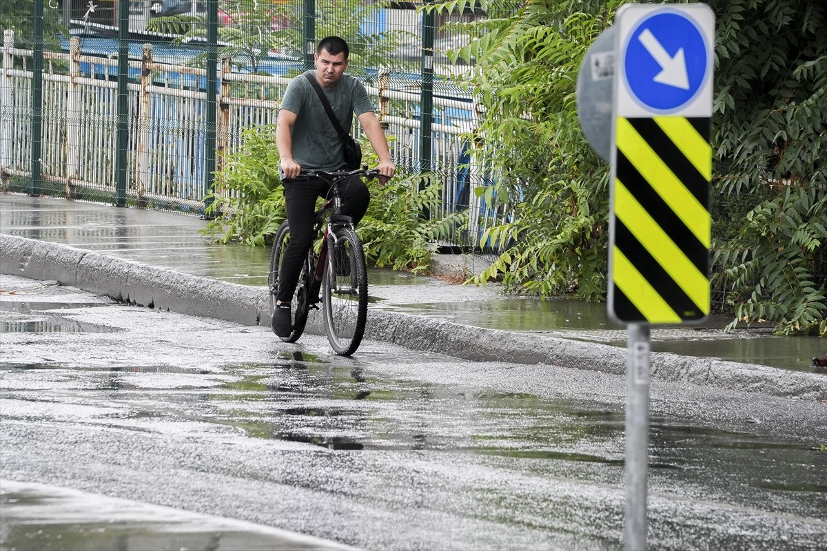 Meteorolojinin dünkü uyarısının ardından kentte gece saatlerinden itibaren başlayan yağış, yerel...