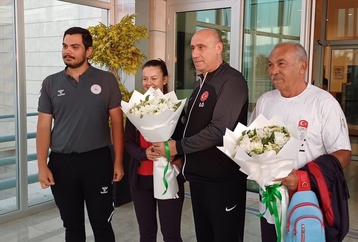 Milli atıcı Sena Can, Paris 2024 Olimpiyat Oyunları'na katılmak üzere Konya'dan Fransa'ya...