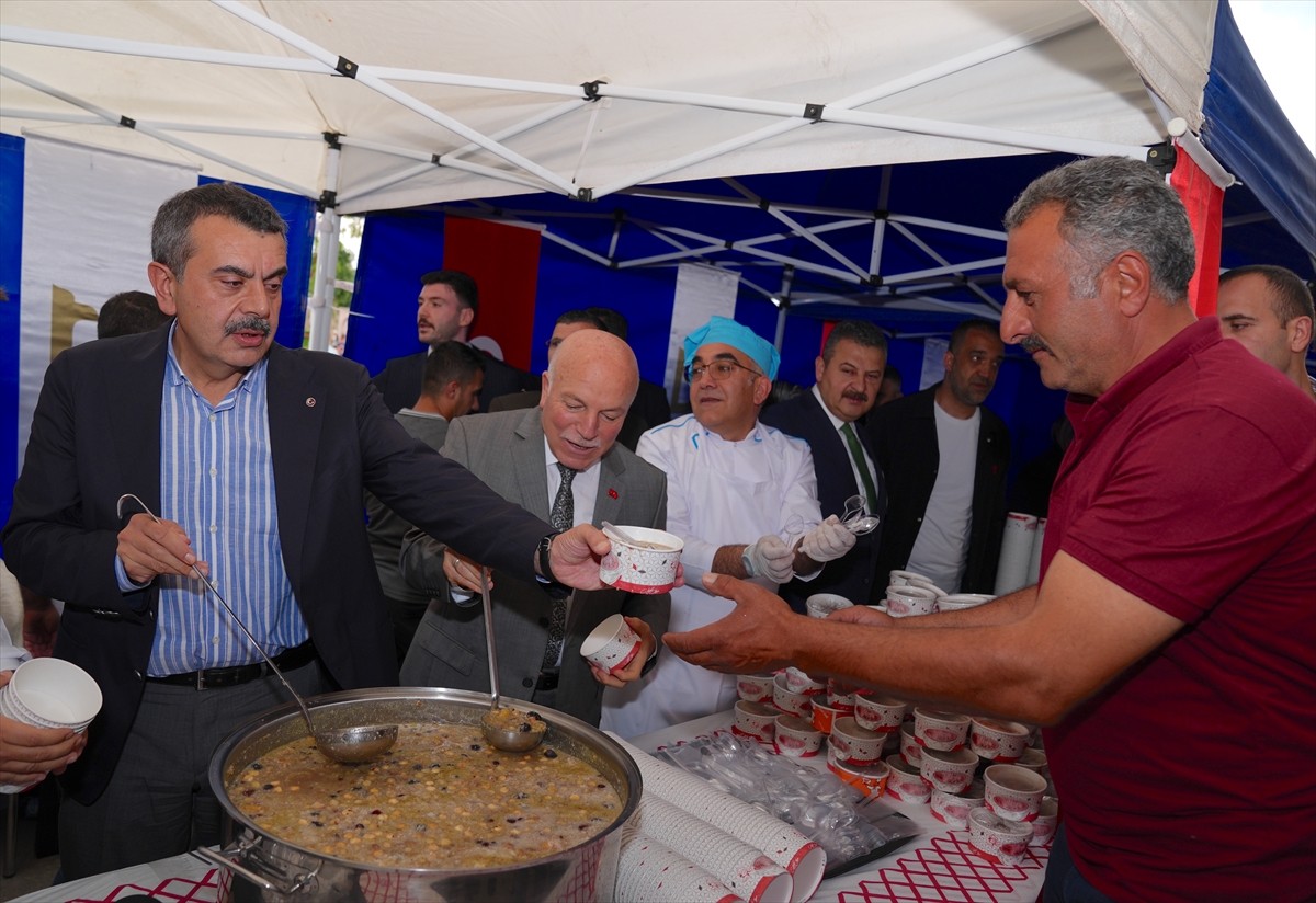 Milli Eğitim Bakanı Yusuf Tekin (solda) memleketi Erzurum'da, muharrem ayı dolayısıyla...