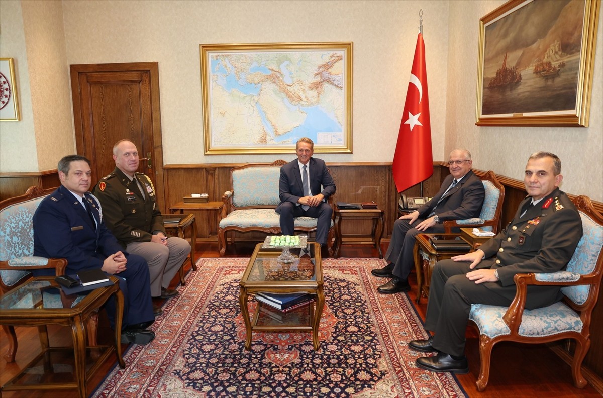 Milli Savunma Bakanı Yaşar Güler (sağda), ABD'nin Ankara Büyükelçisi Jeff Flake'i (solda) kabul...