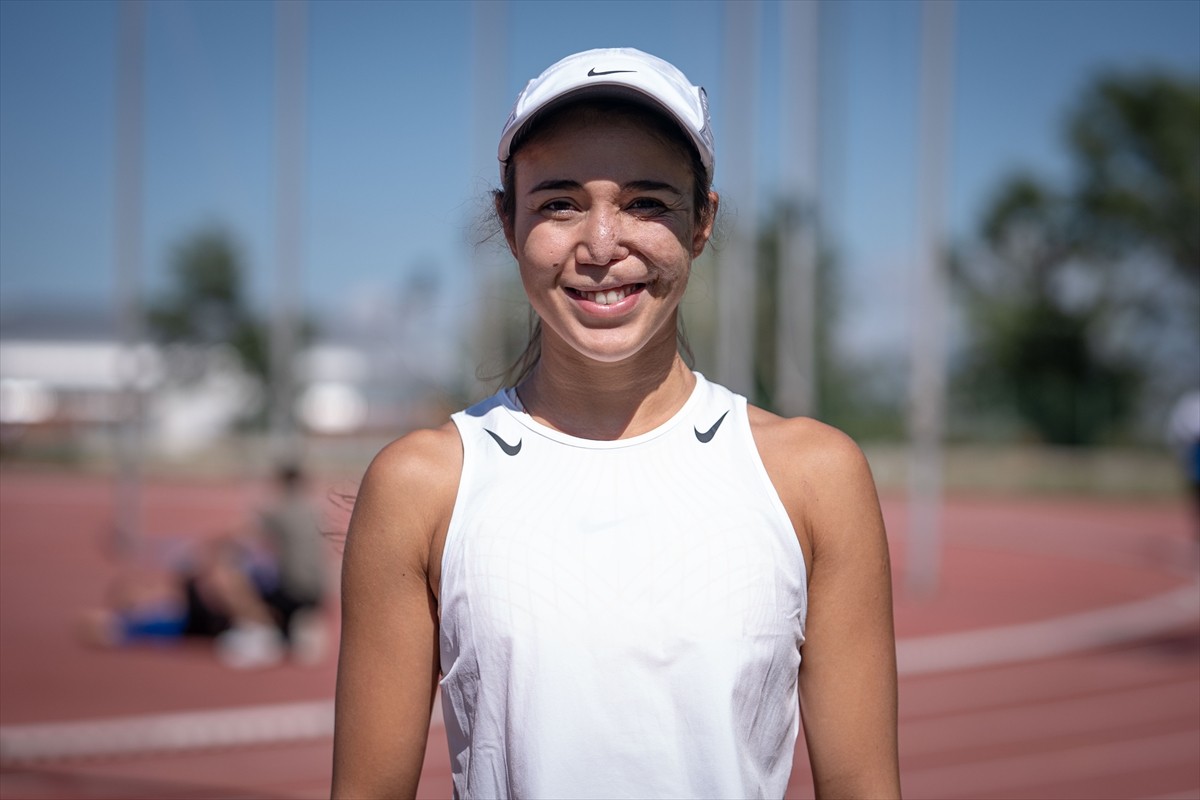 Modern pentatlon branşında olimpiyatlarda Türkiye'yi ilk kez Rio 2016'da temsil etmeyi başaran...