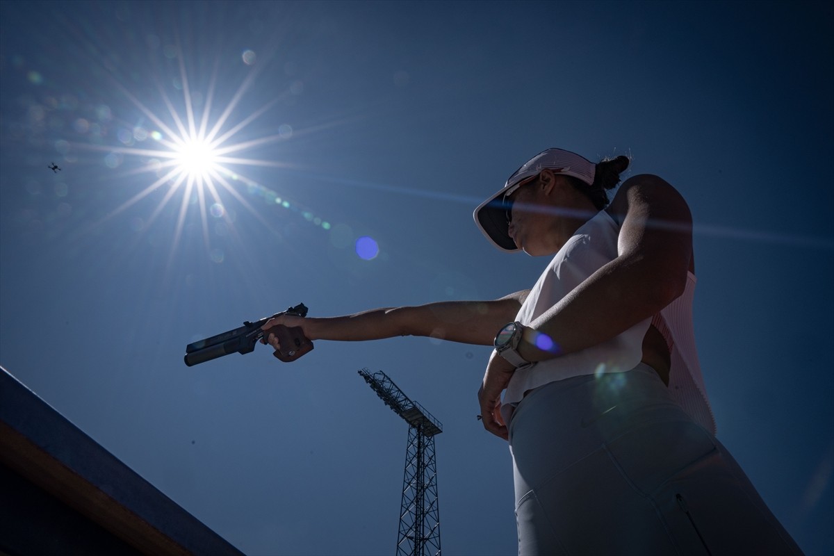 Modern pentatlon branşında olimpiyatlarda Türkiye'yi ilk kez Rio 2016'da temsil etmeyi başaran...