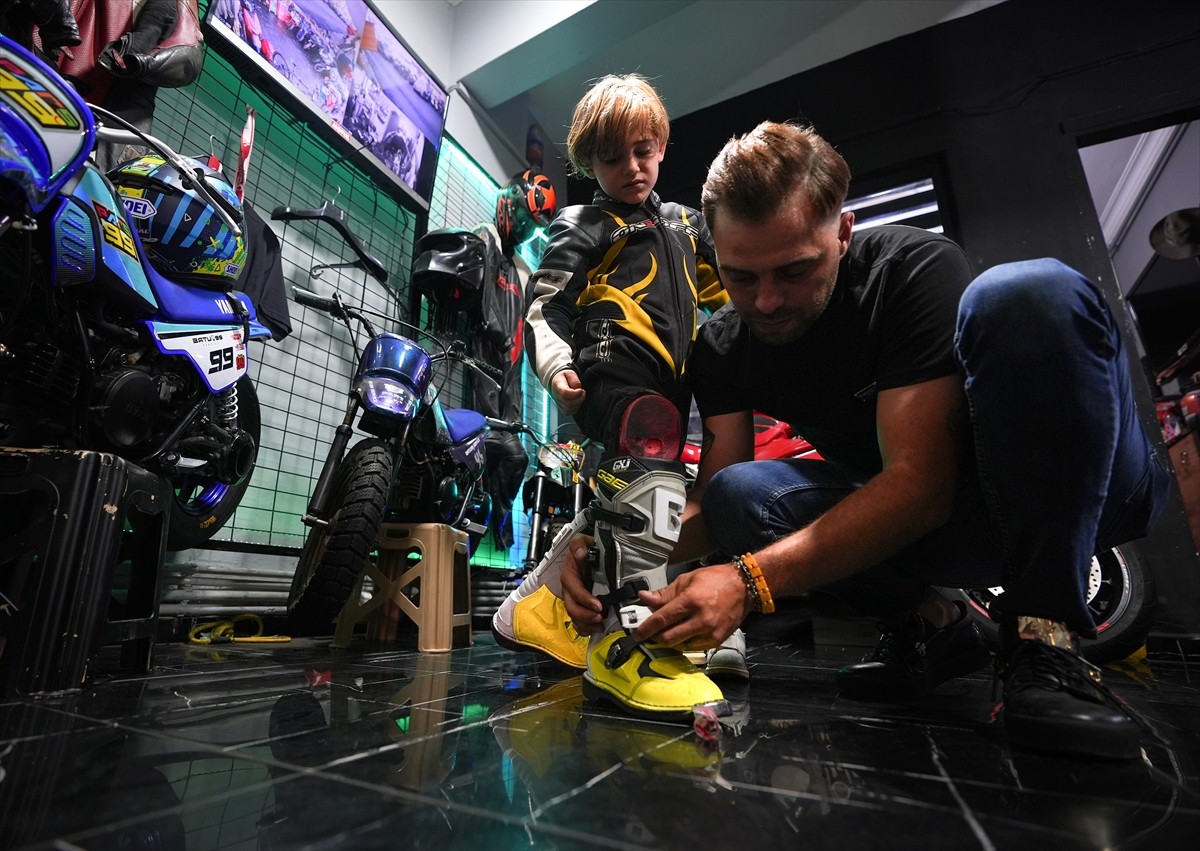 Motosiklet üzerinde henüz 5 yaşında 2 kupa ve bir madalya kazanan Atlas Pars Pehlivan, milli...