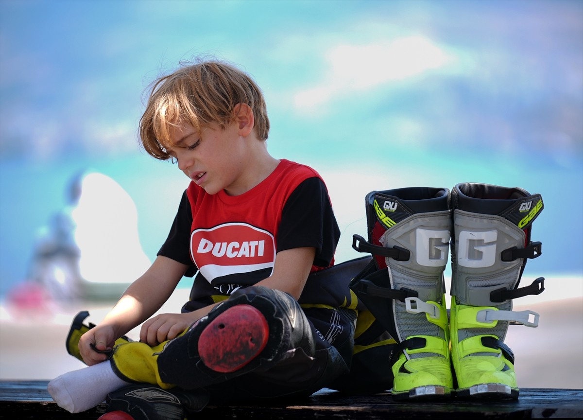 Motosiklet üzerinde henüz 5 yaşında 2 kupa ve bir madalya kazanan Atlas Pars Pehlivan, milli...