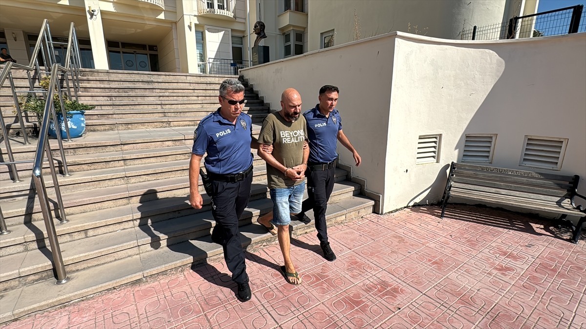 Muğla'nın Bodrum ilçesinde aile sağlığı merkezinde görevli doktora şiddet uyguladığı iddiasıyla...