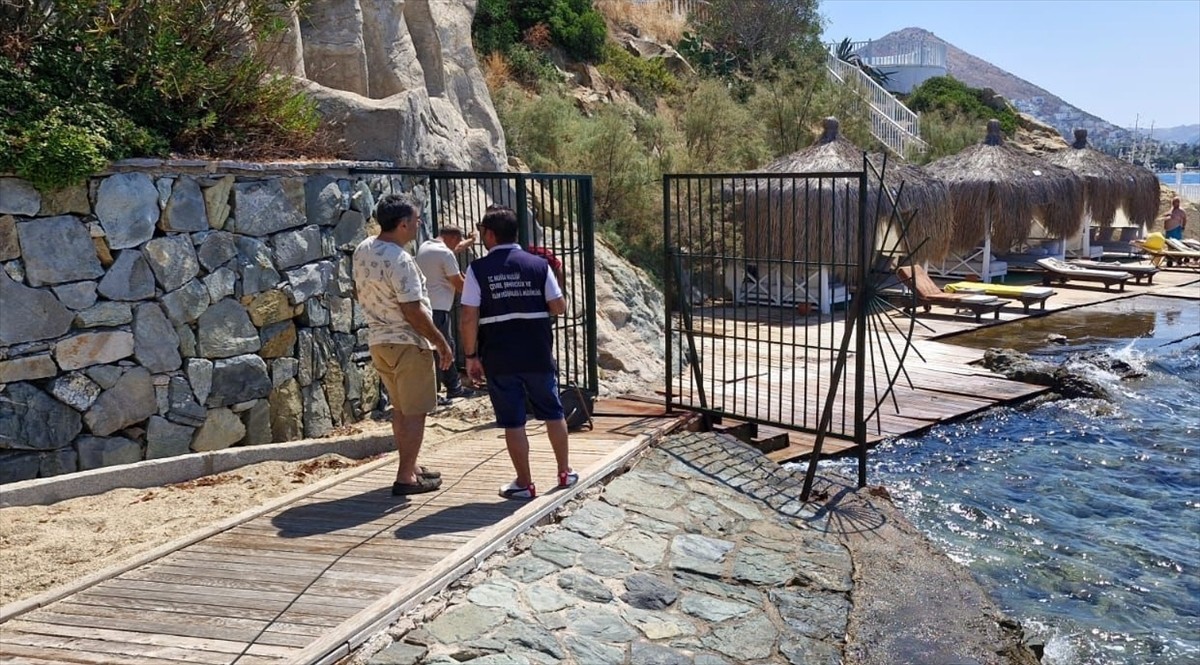 Muğla'nın Bodrum ilçesinde sahile yapılan demir kapı, Bodrum Kaymakamı Mustafa Çit'in talimatı...