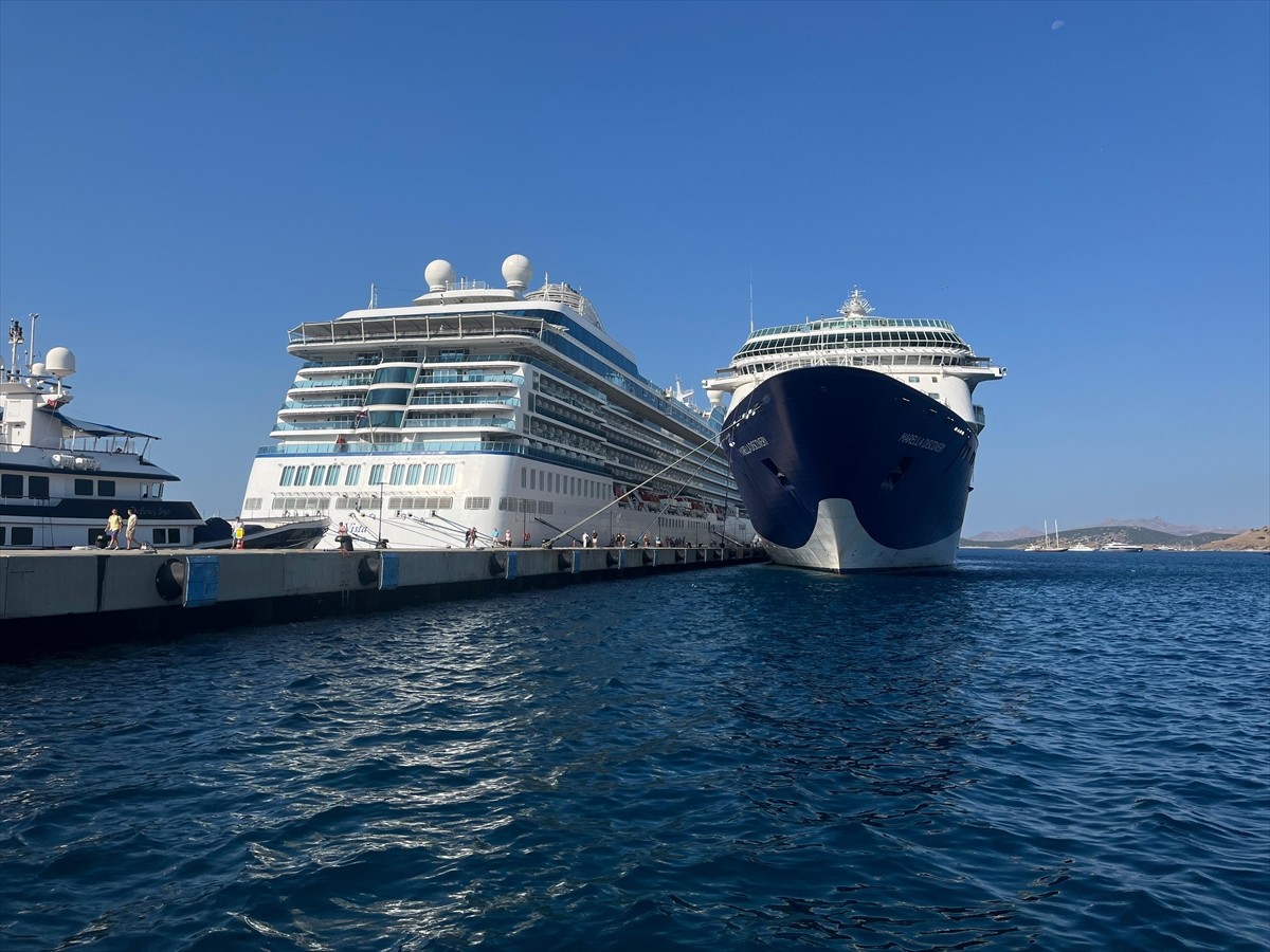 Muğla'nın Bodrum ilçesine iki kruvaziyerle 3 bin 53 yolcu geldi.