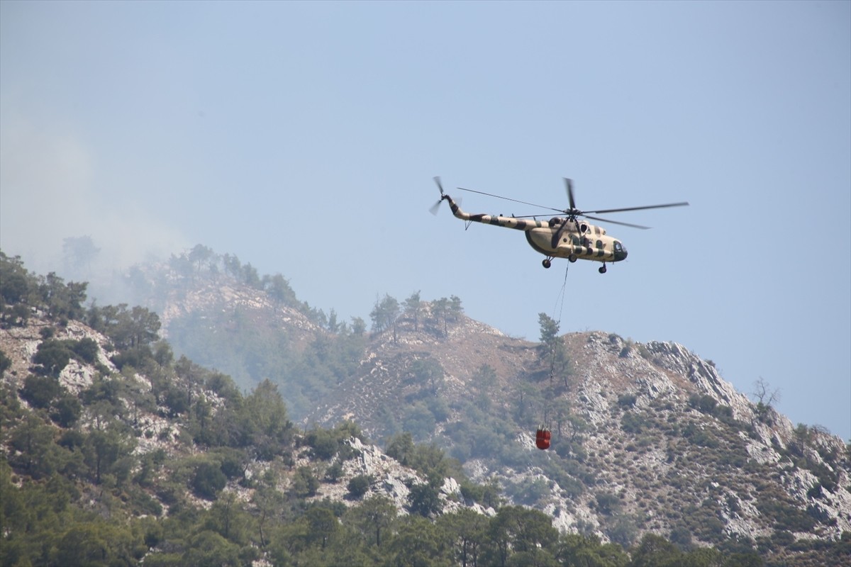 Muğla'nın Milas ilçesinde ormanlık alanda çıkan ikinci yangında yaklaşık 1 hektar alan zarar...