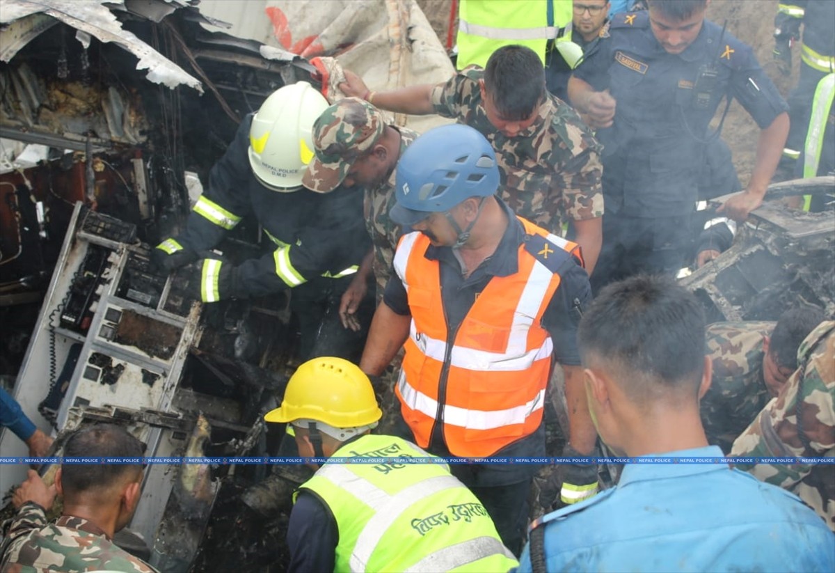 Nepal'in başkenti Katmandu'da bir uçağın kalkış sırasında pistte kayarak kaza yapması sonucu 18...