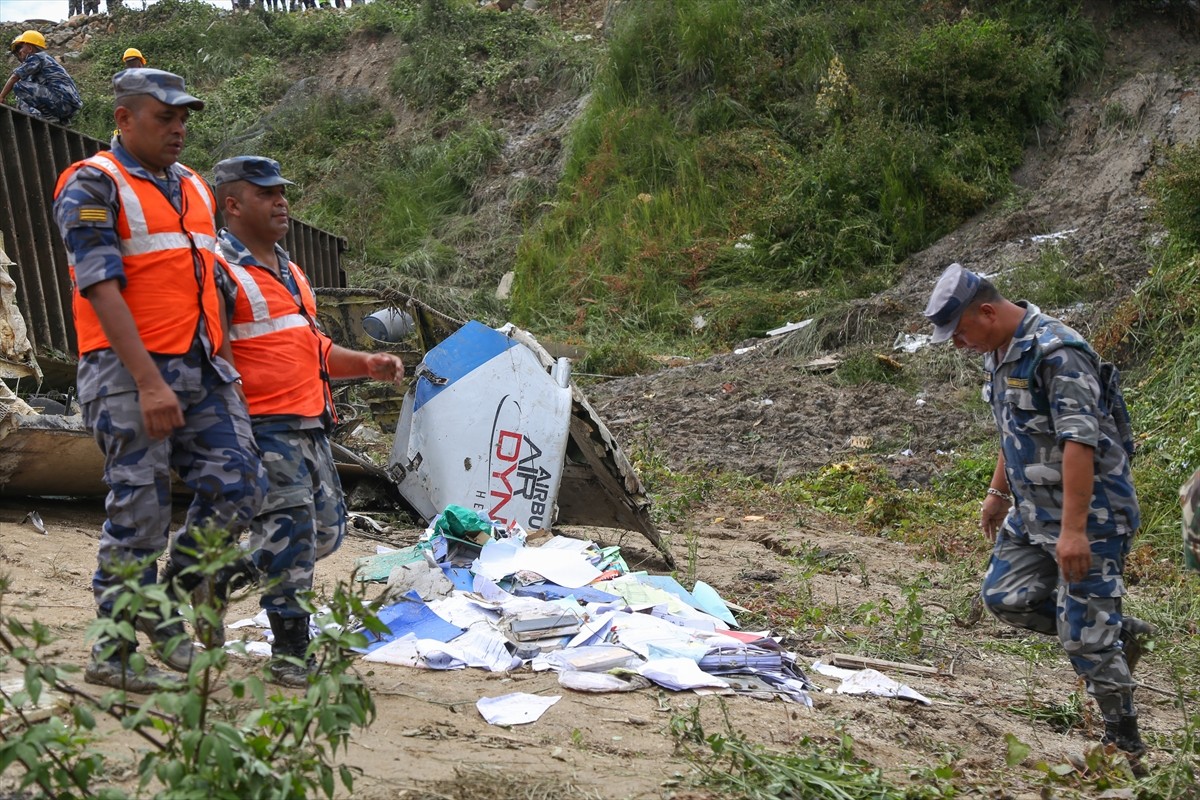 Nepal'in başkenti Katmandu'daki Tribhuvan Uluslararası Havalimanı'nda 19 kişiyi taşıyan bir uçak...