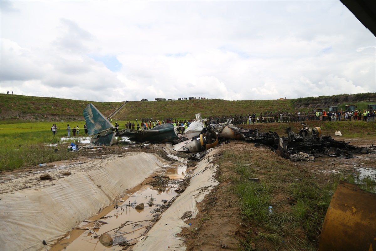 Nepal'in başkenti Katmandu'daki Tribhuvan Uluslararası Havalimanı'nda 19 kişiyi taşıyan bir uçak...